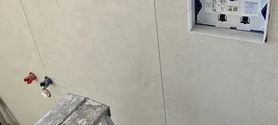 Płytki ceramiczne w łazience podczas montażu